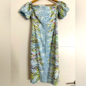 Form fitting dress with off the shoulder sleeves